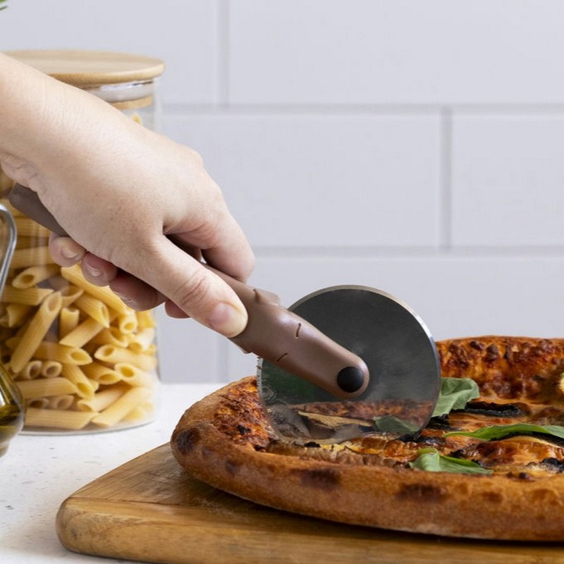 Rotella tagliapizza a forma di cane bassotto con frisbee in bocca, una divertente idea regalo per amante dei cani